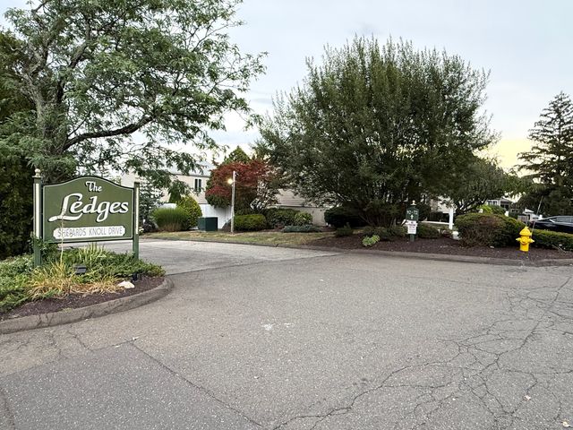 92 Shepards Knoll Drive 92, Hamden, CT 06514