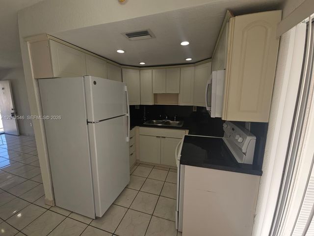 1560 W 46th St 244, Hialeah, FL 33012