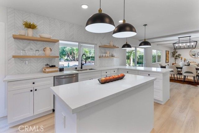 10900 Remmet Avenue, Chatsworth (los Angeles), CA 91311