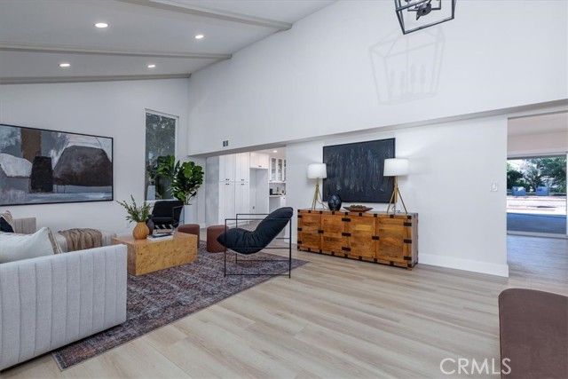 10900 Remmet Avenue, Chatsworth (los Angeles), CA 91311