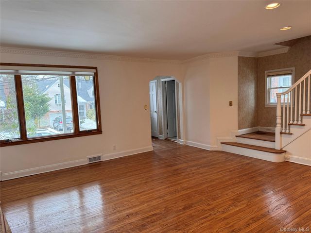 254-28 Walden Avenue, Great Neck, NY 11020