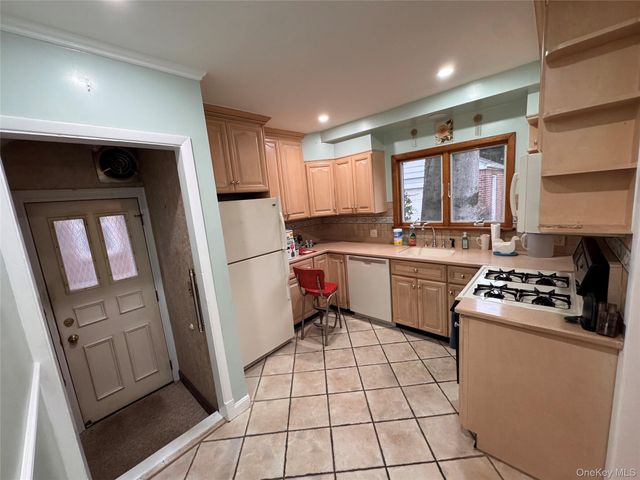 254-28 Walden Avenue, Great Neck, NY 11020