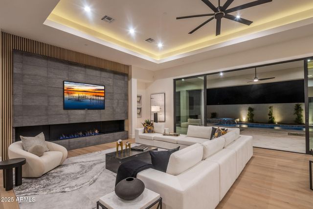 3374 E AQUARIUS Court, Chandler, AZ 85249