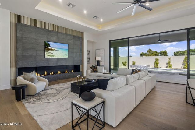 3374 E AQUARIUS Court, Chandler, AZ 85249