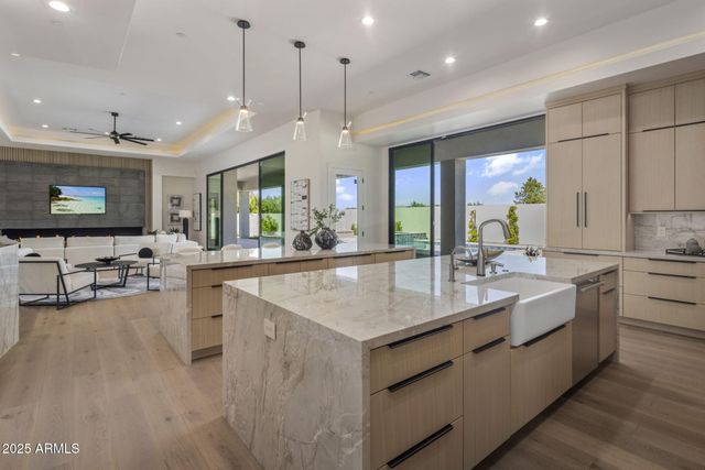 3374 E AQUARIUS Court, Chandler, AZ 85249