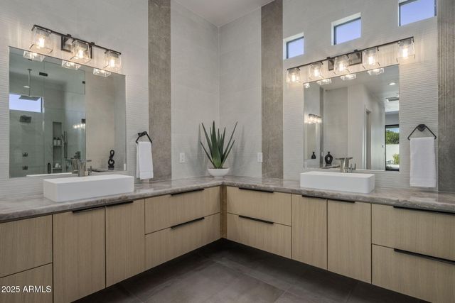 3374 E AQUARIUS Court, Chandler, AZ 85249