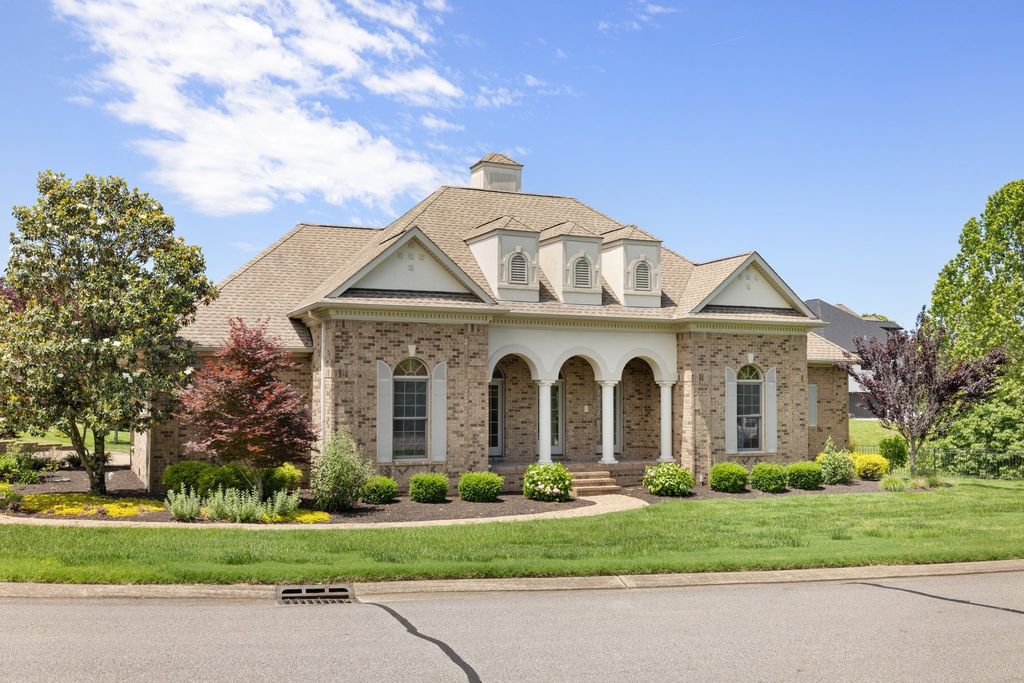 513 Country Club Dr, Dickson, TN 37055