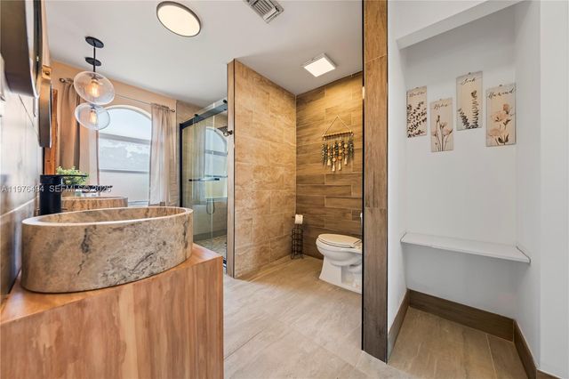 547 NW 157th Ln, Pembroke Pines, FL 33028