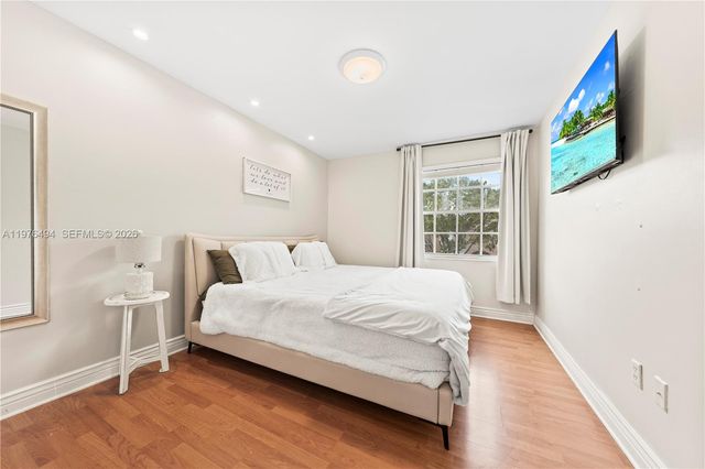 547 NW 157th Ln, Pembroke Pines, FL 33028