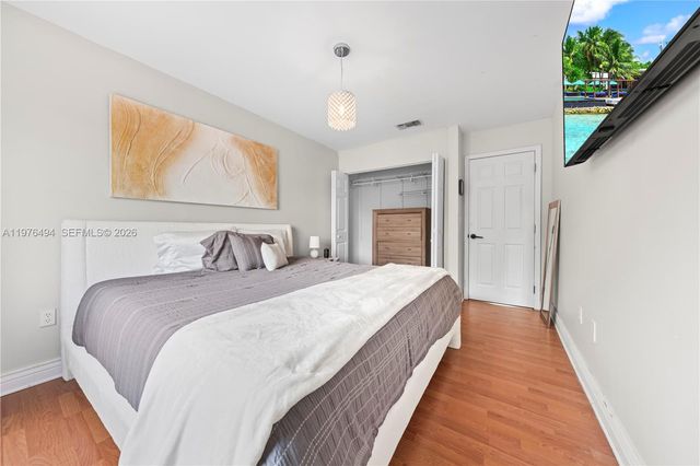 547 NW 157th Ln, Pembroke Pines, FL 33028