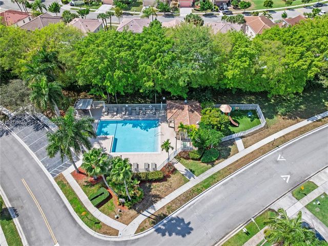 547 NW 157th Ln, Pembroke Pines, FL 33028