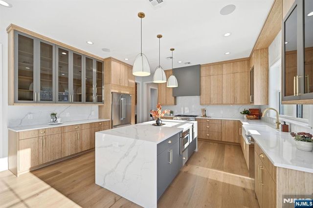 1 Breton Place, Livingston, NJ 07039