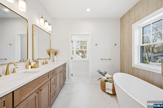 1 Breton Place, Livingston, NJ 07039