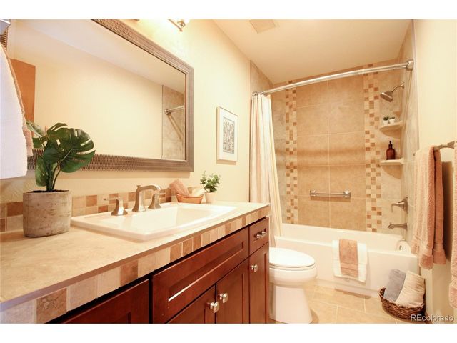 8209 S Kearney St, Centennial, CO 80112