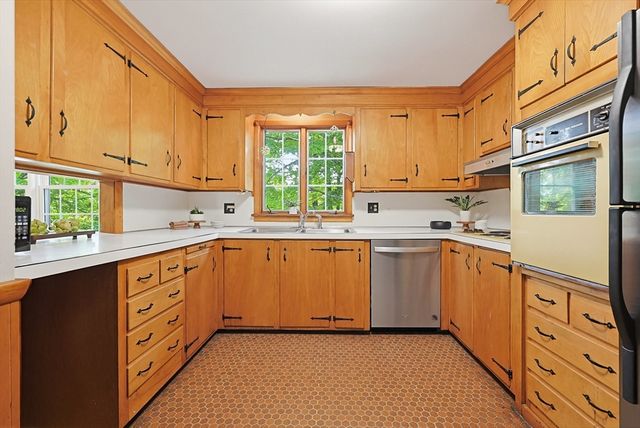 281 Scott Rd, Cumberland, RI 02864