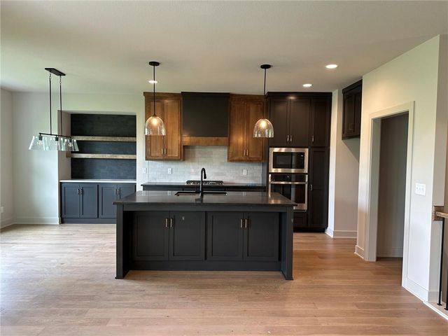 2225 SW Heartland Court, Lee's Summit, MO 64082