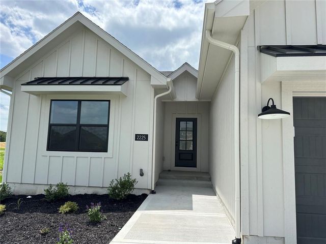 2225 SW Heartland Court, Lee's Summit, MO 64082