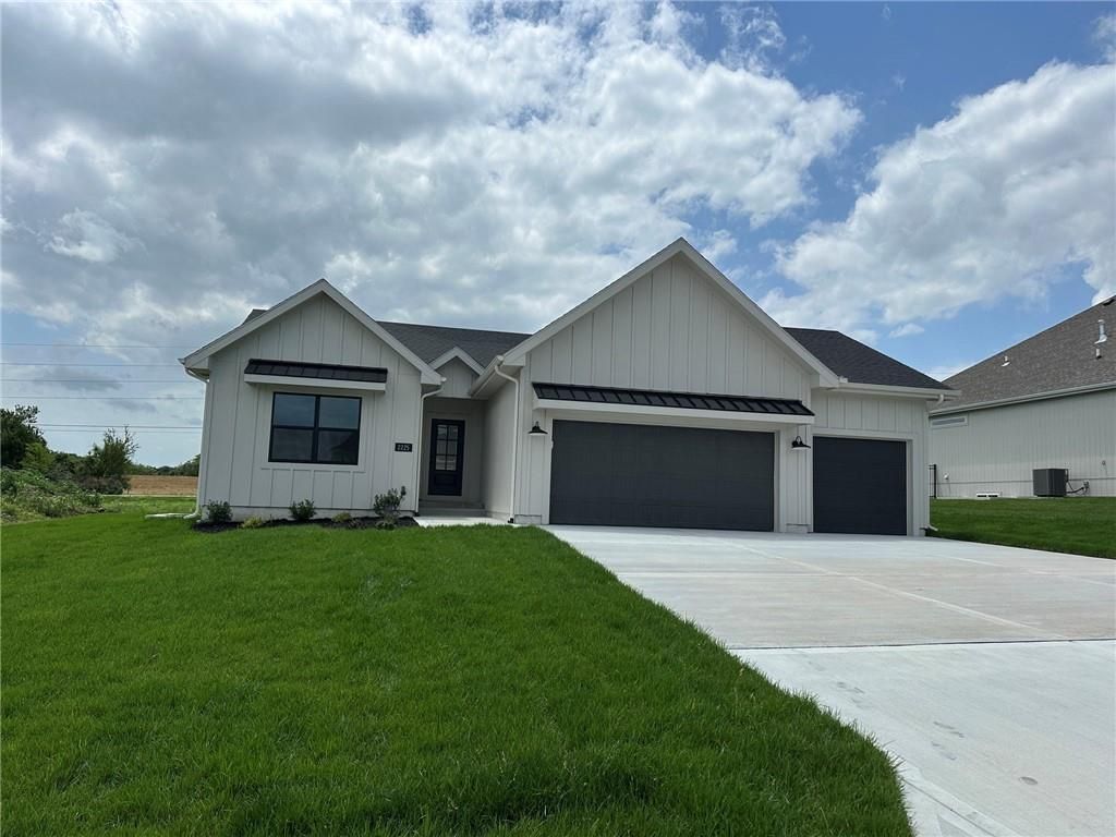 2225 SW Heartland Court, Lee's Summit, MO 64082