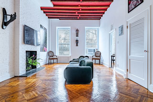 307 E 10TH Street, New York City, NY 10009