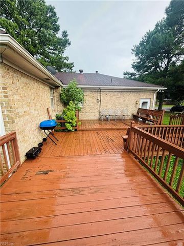 2432 Strawberry LN, Chesapeake, VA 23324