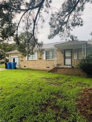 2432 Strawberry LN, Chesapeake, VA 23324