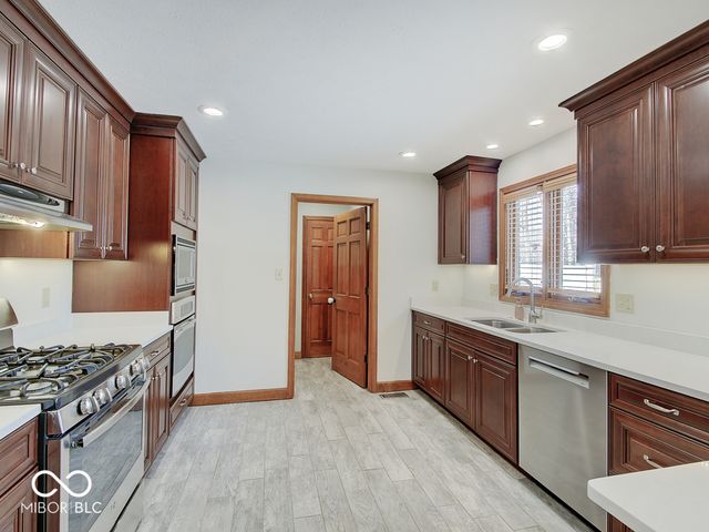 1949 Lake Run Drive, Greenwood, IN 46143