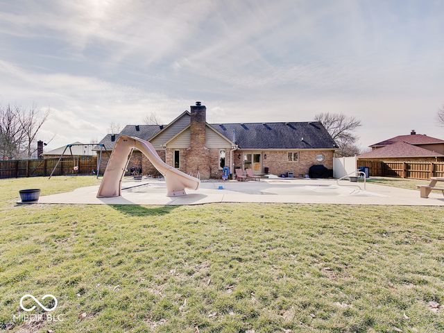 1949 Lake Run Drive, Greenwood, IN 46143