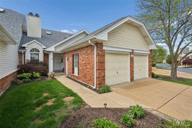 7326 Westover Colonial Lane, Shrewsbury, MO 63119