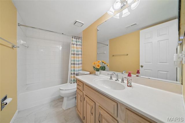 7326 Westover Colonial Lane, Shrewsbury, MO 63119