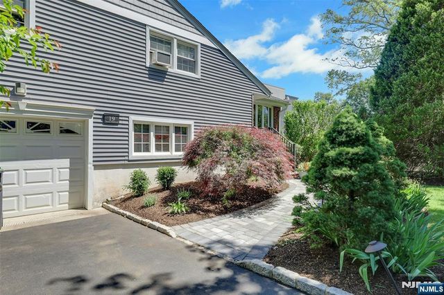 19 Thames Boulevard, Bergenfield, NJ 07621