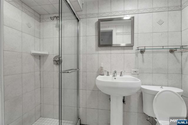 19 Thames Boulevard, Bergenfield, NJ 07621
