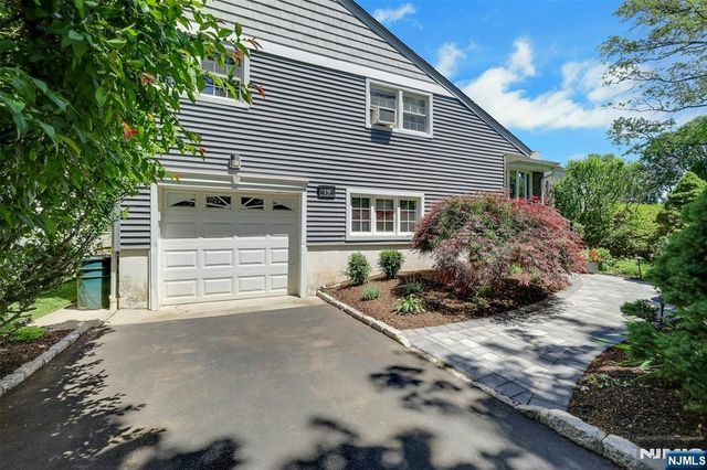 19 Thames Boulevard, Bergenfield, NJ 07621