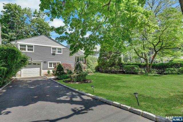 19 Thames Boulevard, Bergenfield, NJ 07621