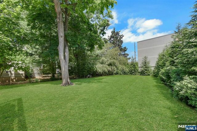 19 Thames Boulevard, Bergenfield, NJ 07621