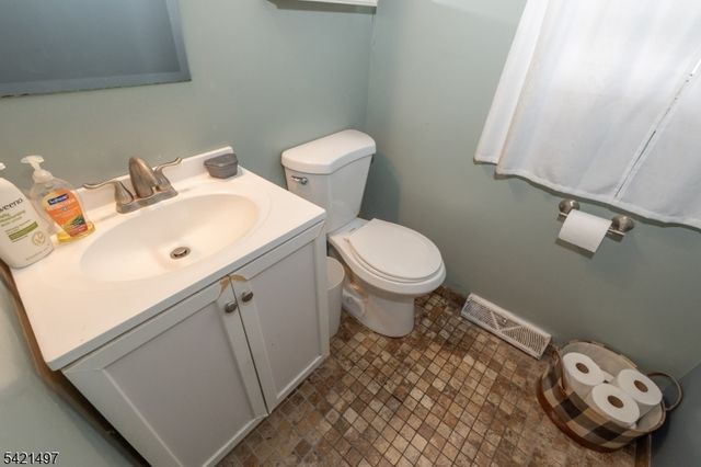 1033 Grove A-B, North Brunswick Twp., NJ 08902