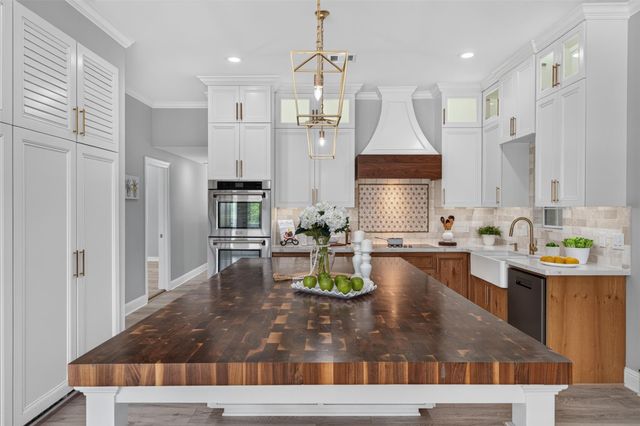 139 Laurel Cove W, Onalaska, TX 77360