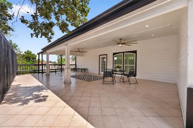 139 Laurel Cove W, Onalaska, TX 77360