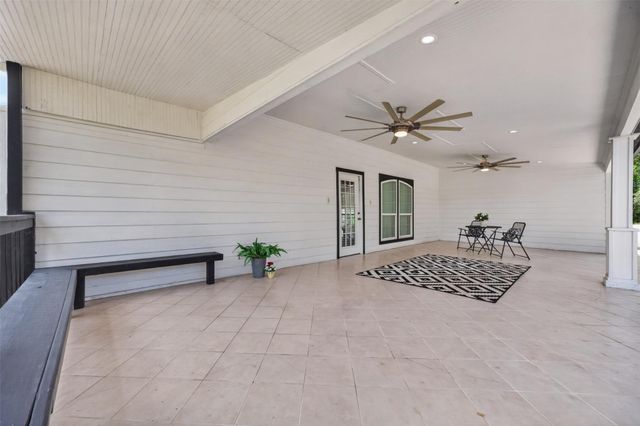 139 Laurel Cove W, Onalaska, TX 77360