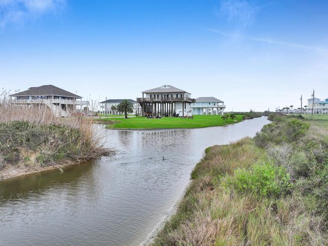 810 Casa Drive, Crystal Beach, TX 77650