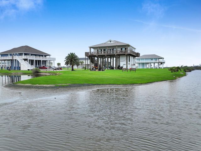 810 Casa Drive, Crystal Beach, TX 77650
