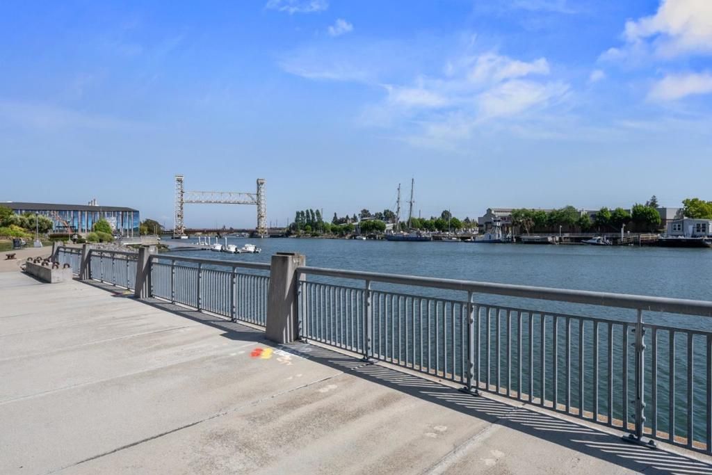 Image 8 of property listing at 2853 Regatta Drive, Oakland, CA 94601