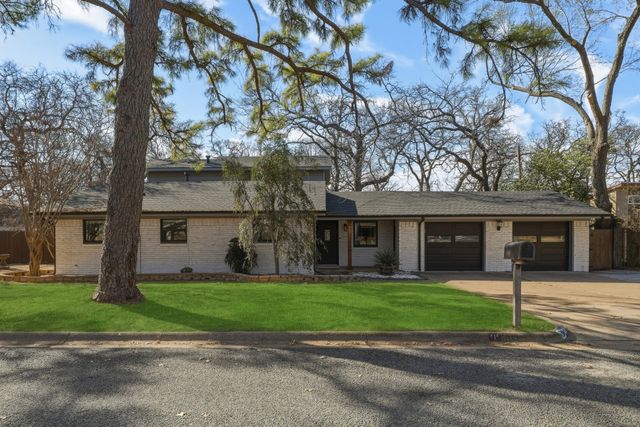 809 Cardinal Circle, Bedford, TX 76022