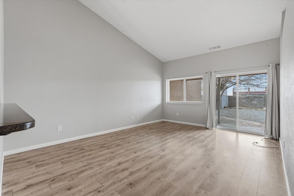 Image 12 of property listing at 4608 Fairfax Drive NW, Albuquerque, NM 87114