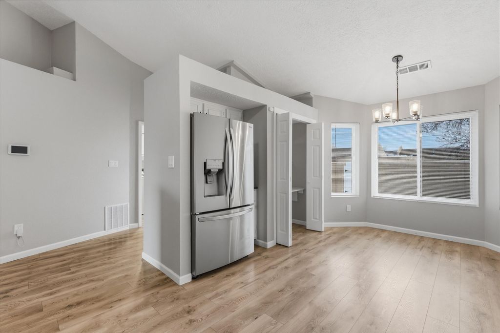 Image 8 of property listing at 4608 Fairfax Drive NW, Albuquerque, NM 87114