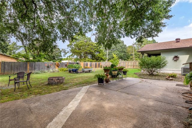 1848 Rolling Hills Drive, Fayetteville, AR 72703