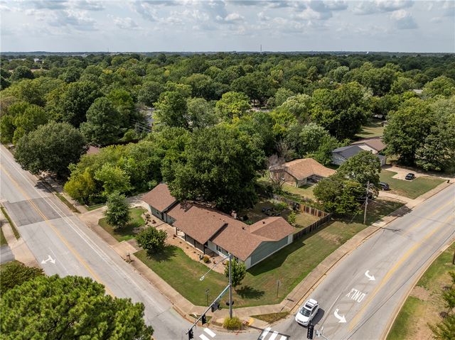 1848 Rolling Hills Drive, Fayetteville, AR 72703