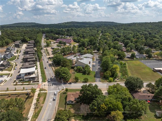 1848 Rolling Hills Drive, Fayetteville, AR 72703