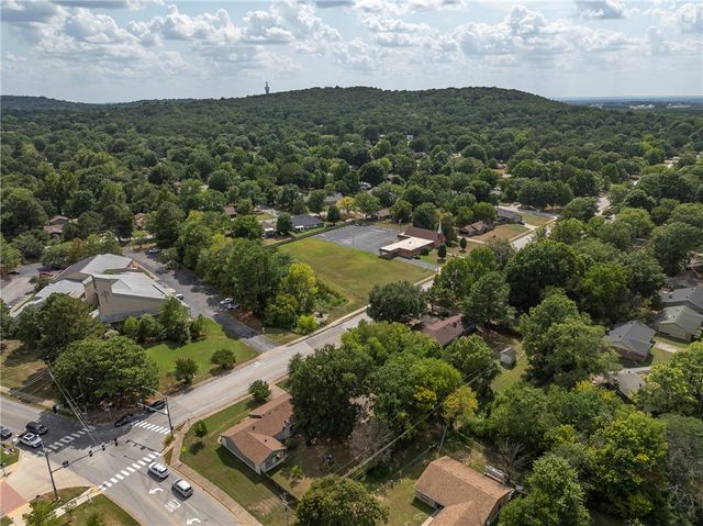 1848 Rolling Hills Drive, Fayetteville, AR 72703