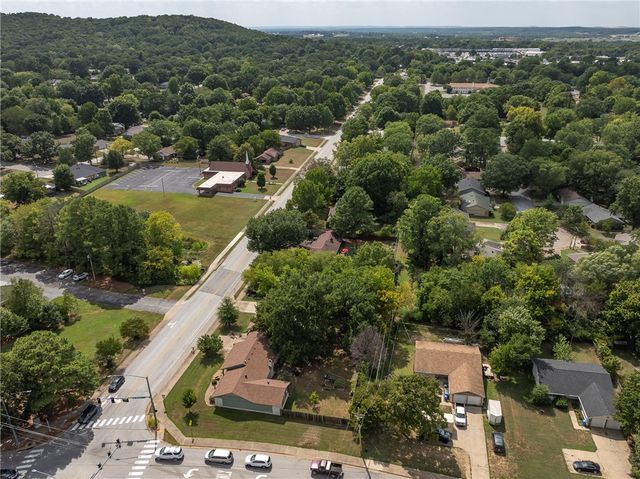 1848 Rolling Hills Drive, Fayetteville, AR 72703
