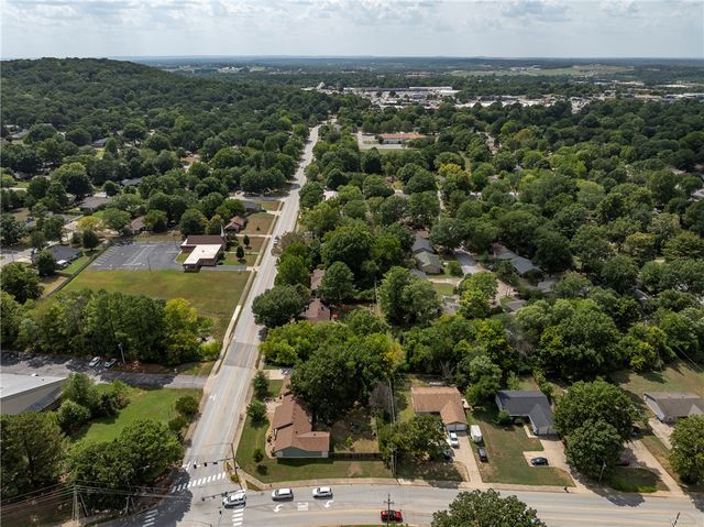 1848 Rolling Hills Drive, Fayetteville, AR 72703